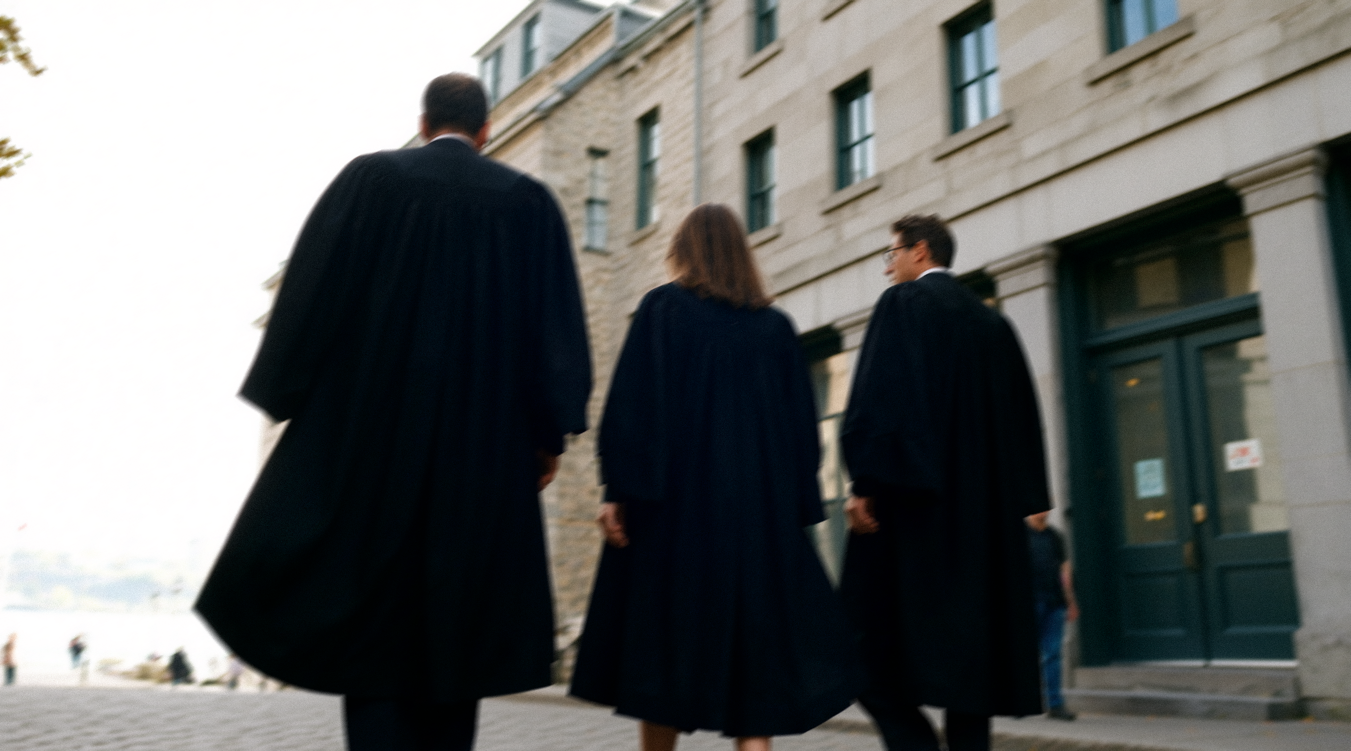 Avocats en toge devant le palais de justice